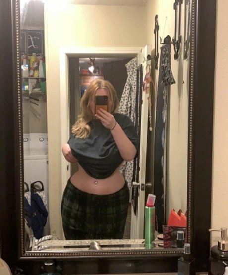 yours___truly___sav1 actriz caliente foto