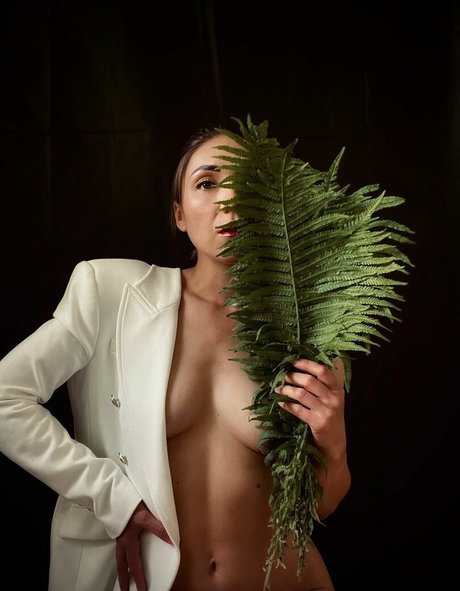 iryna sun_ modelo de arte archivo