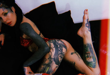 Mari Zombie modelo desnudos galerías