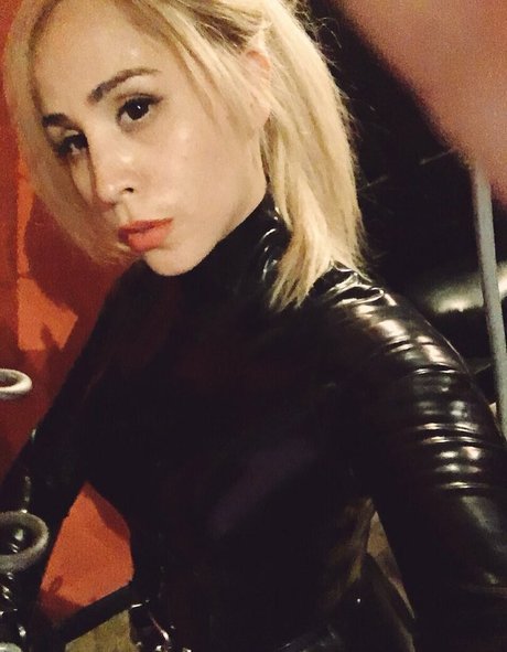 SophiaLarou estrella erótica foto