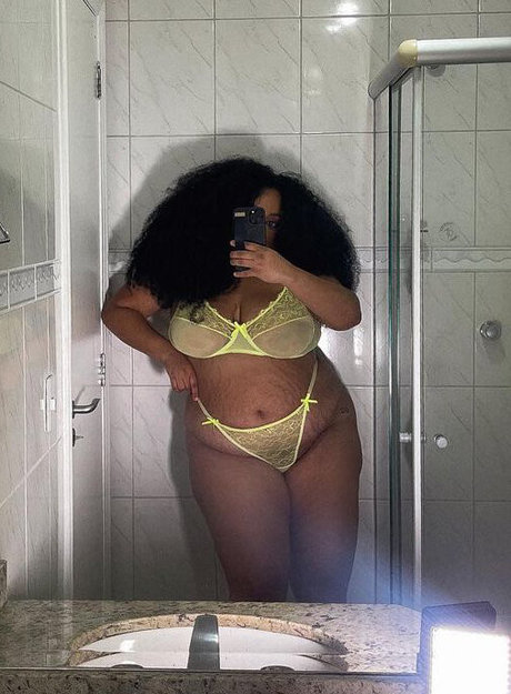 Rizia Cerqueira estrella atractiva galería