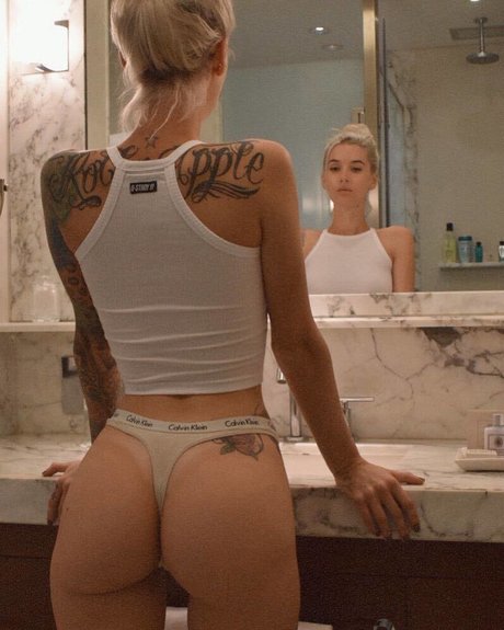 Lara Cavallo modelo erótico imágenes