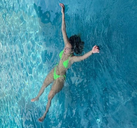 Adrienne Bailon modelo desnudo recopilación