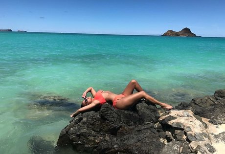 Adrienne Bailon modelo desnudos imágenes