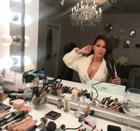 Adrienne Bailon estrella porno desnuda galerías