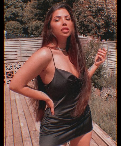 Mizz Ellaa ASMR modelo desnuda imagen