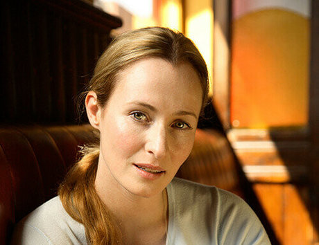 Genevieve O Reilly estrella atractiva archivo