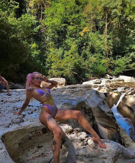 misscannabisss modelo de alta definición foto