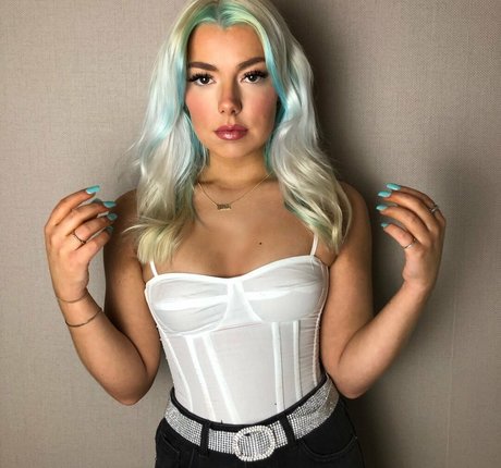 Beccajune modelo hermosa imágenes