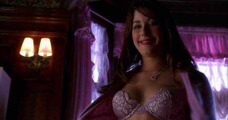 Amanda Crew actriz caliente archivo