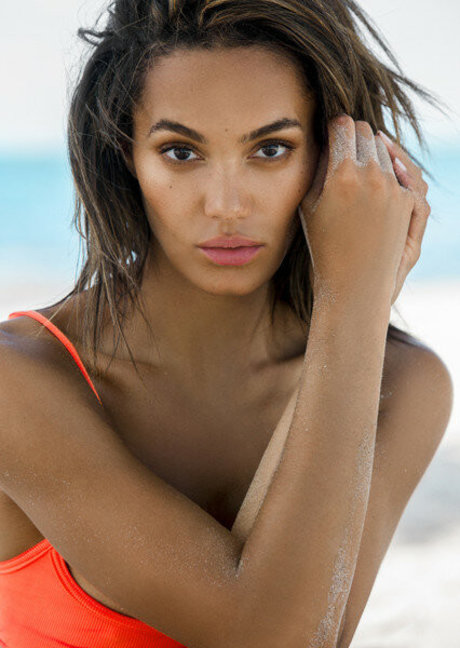 Alexis Gaube estrella desnuda imágenes