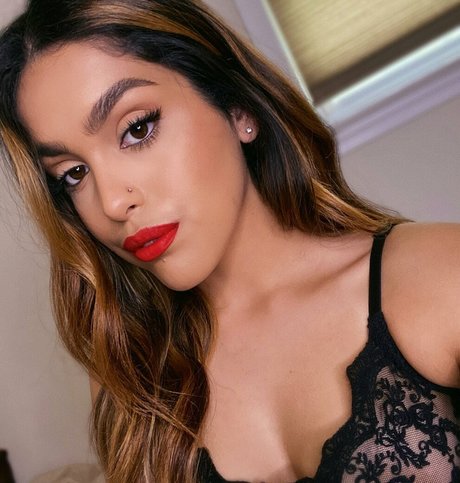 Henna Sharee desnudos de estrellas porno fotos