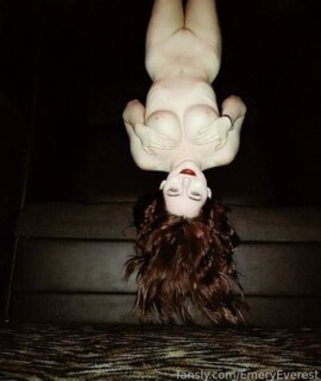 EmeryEverest actriz atractiva imagen