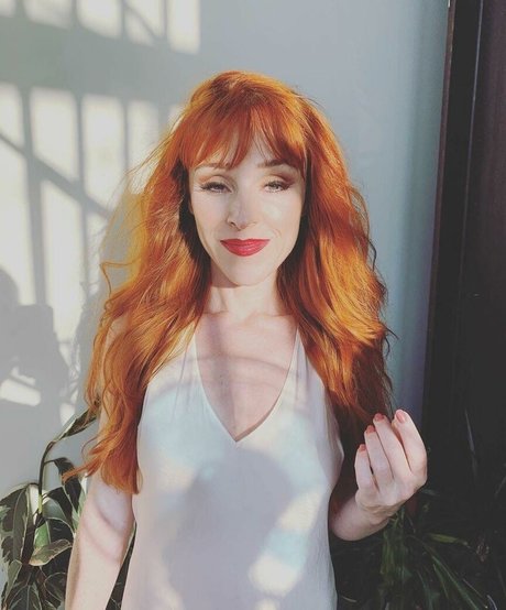 Ruth Connell arte estrella porno foto