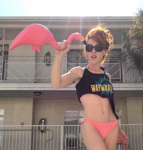 Ruth Connell estrella de alta definición foto