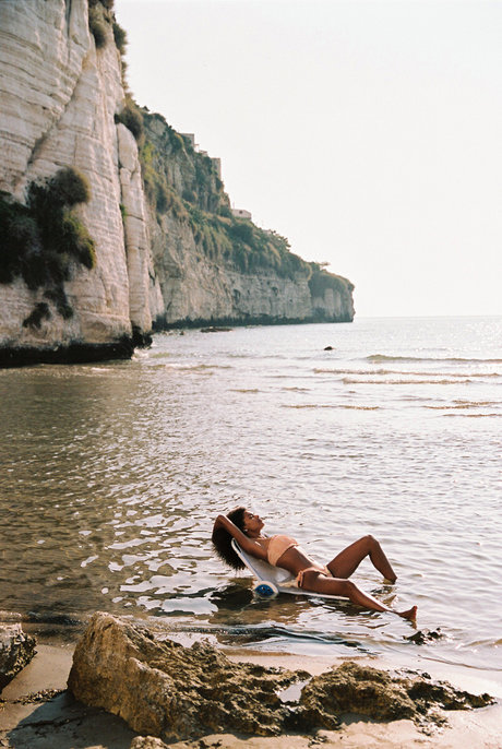 Tina Kunakey modelo perfecto imagen