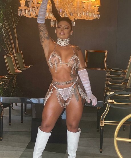 Leila Dantas estrella porno atractiva archivo