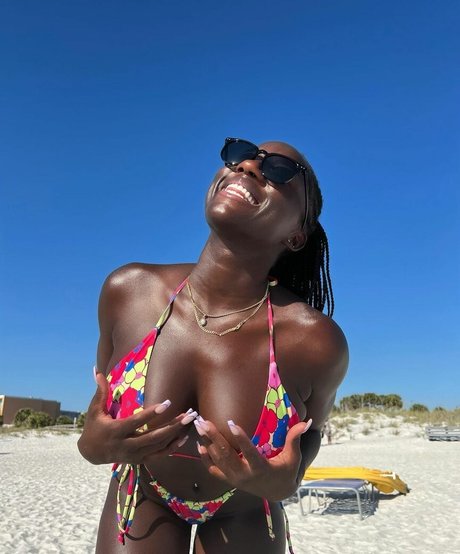 Shellece bonita estrella porno foto