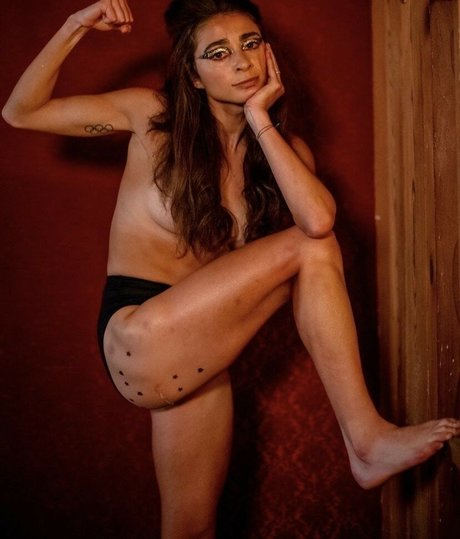 Alexi Pappas modelo desnudo galería