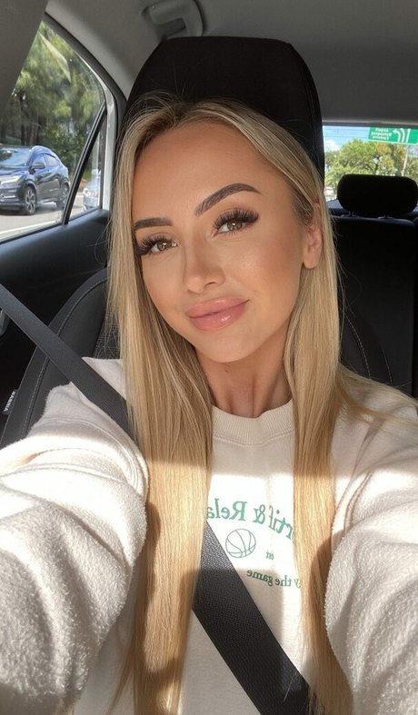 Taylah Small estrella porno atractiva galerías