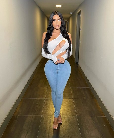 Kathleen Molina estrella porno de arte galería