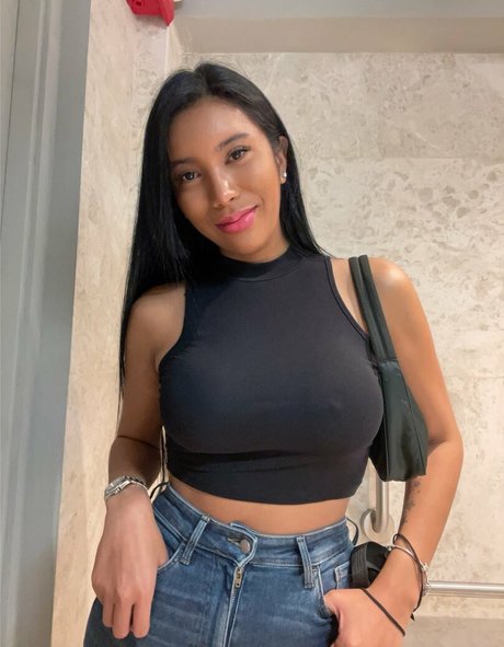 Nikki Lerona linda estrella fotos