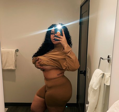 Tanya Mayenge estrella libre galería