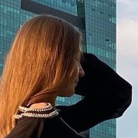 Alya Yakubova modelo desnuda foto