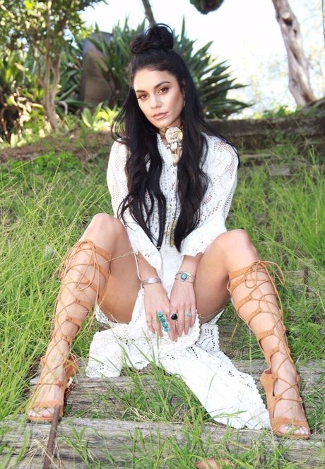 Vanessa Hudgens modelo superior imágenes