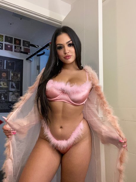 Nadia Khar modelo atractivo imágenes