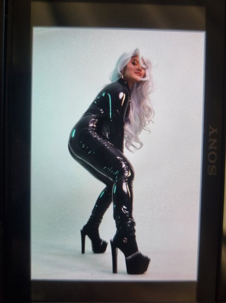 Nyaaati estrella atractiva fotos