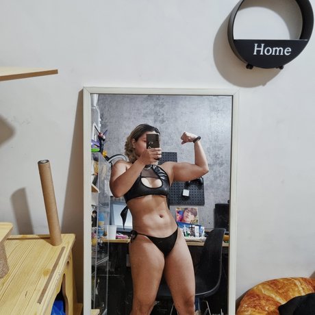 Nyaaati hermosa modelo imagen