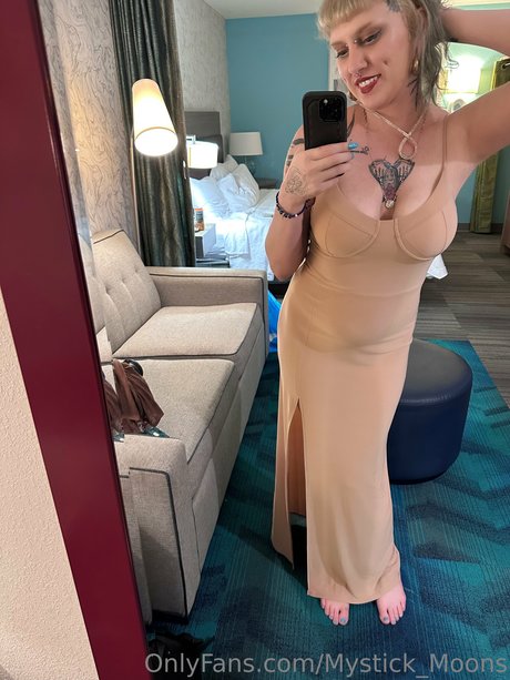 Mystick Moons_ hermosa actriz fotos