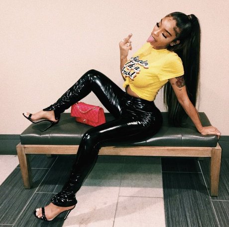 Ashley Burgos modelo agradable archivo