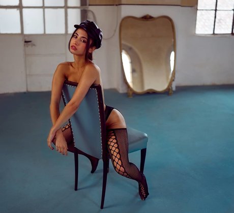 Lucrelisa_ bonita modelo galerías