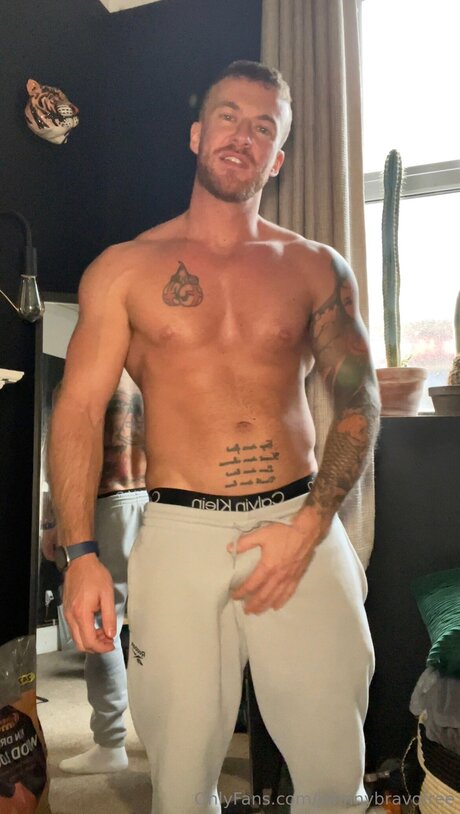 Johnnybravofree estrella erótica galería