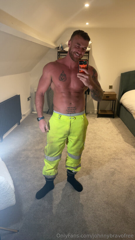 Johnnybravofree buen modelo foto