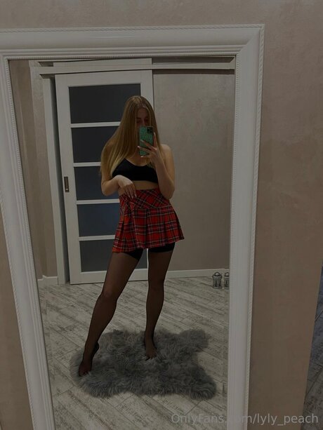 Lyly Peach modelo xxx imagen