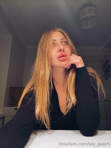 Lyly Peach estrella exclusiva archivo