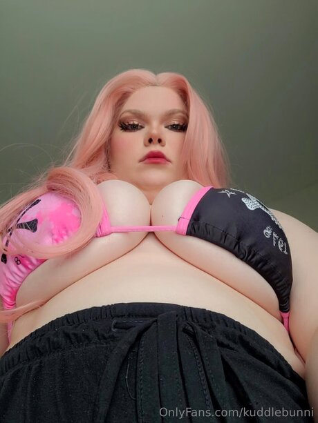 Kuddlebunni estrella porno atractiva archivo