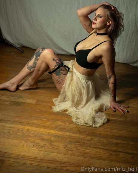 Miz Hell modelo adulto imágenes