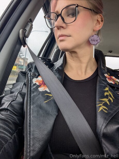 Miz Hell modelo desnudo imagen