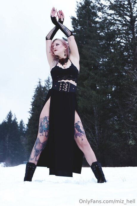 Miz Hell modelo exclusivo imágenes