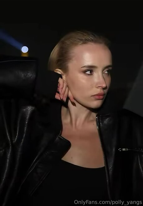 Polly Yangs modelo porno imagen