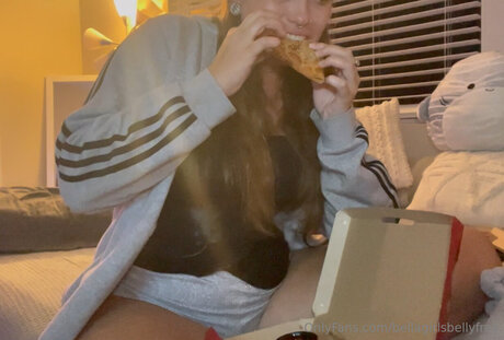 Bellagirlsbellyfree modelo libre foto