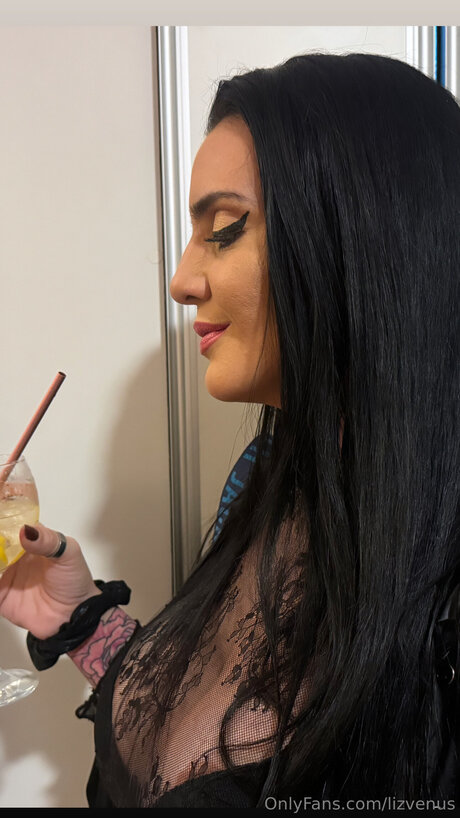 Lizvenus modelo hermosa fotos