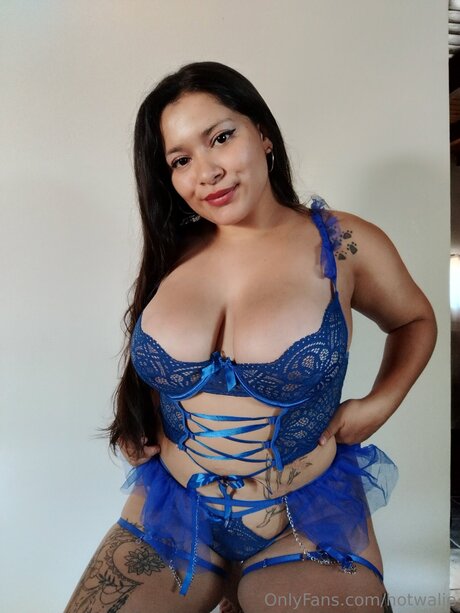 Hotwalie modelo desnudo imágenes