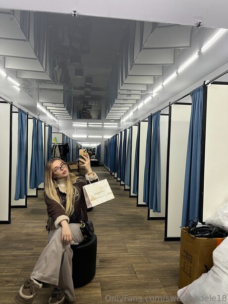 Sweet Adele18 modelo erótico imágenes