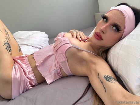 Nikkitaslayer hermosa modelo foto