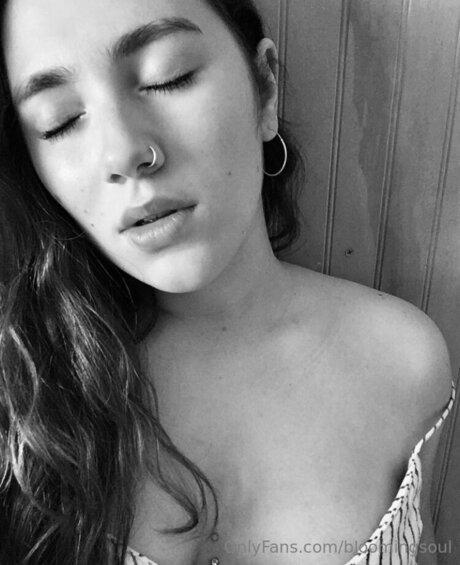 Bloomingsoul actriz desnuda imágenes